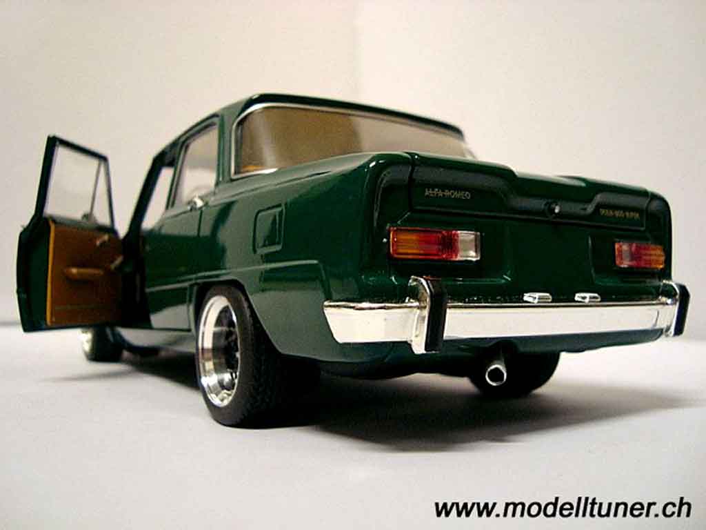 Alfa Romeo Giulia 1300 super 1971 1/18 Minichamps