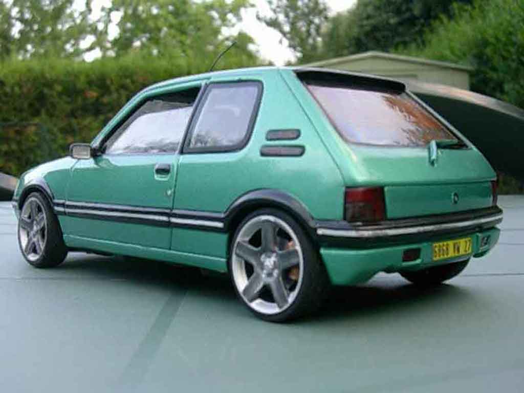 Peugeot 205 GTI Griffe 1.9 jantes zwarts 1/18 Solido