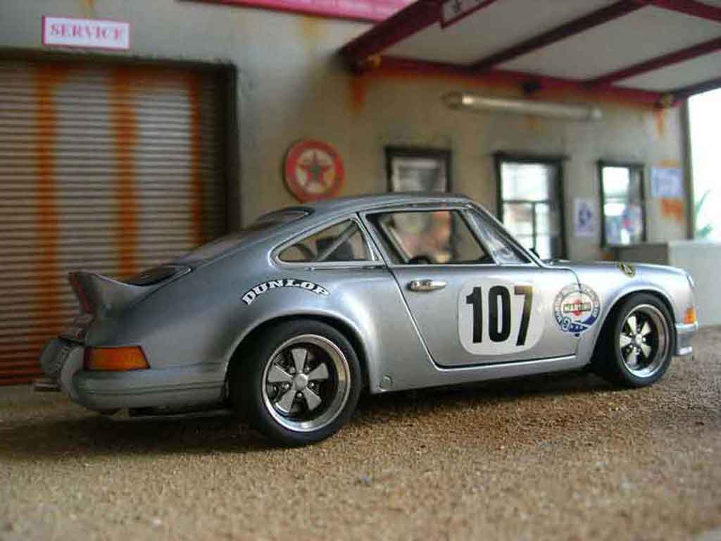 Porsche 911 RS 2.7 martini 1/18 Universal Hobbies