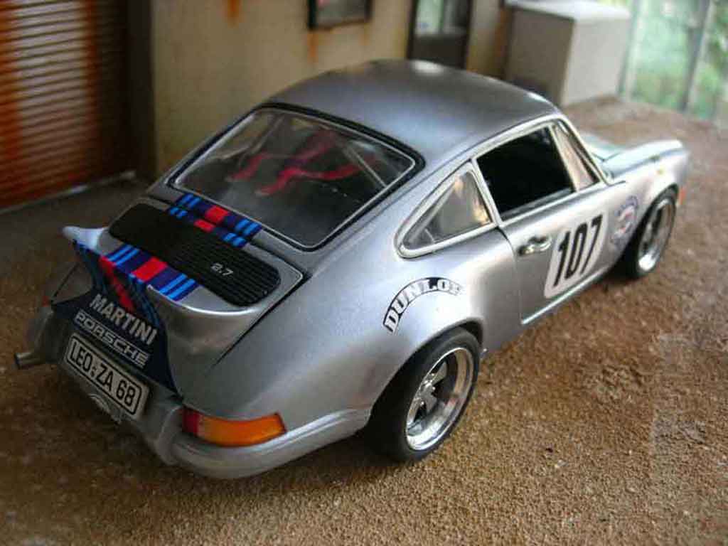 Porsche 911 RS 2.7 martini 1/18 Universal Hobbies