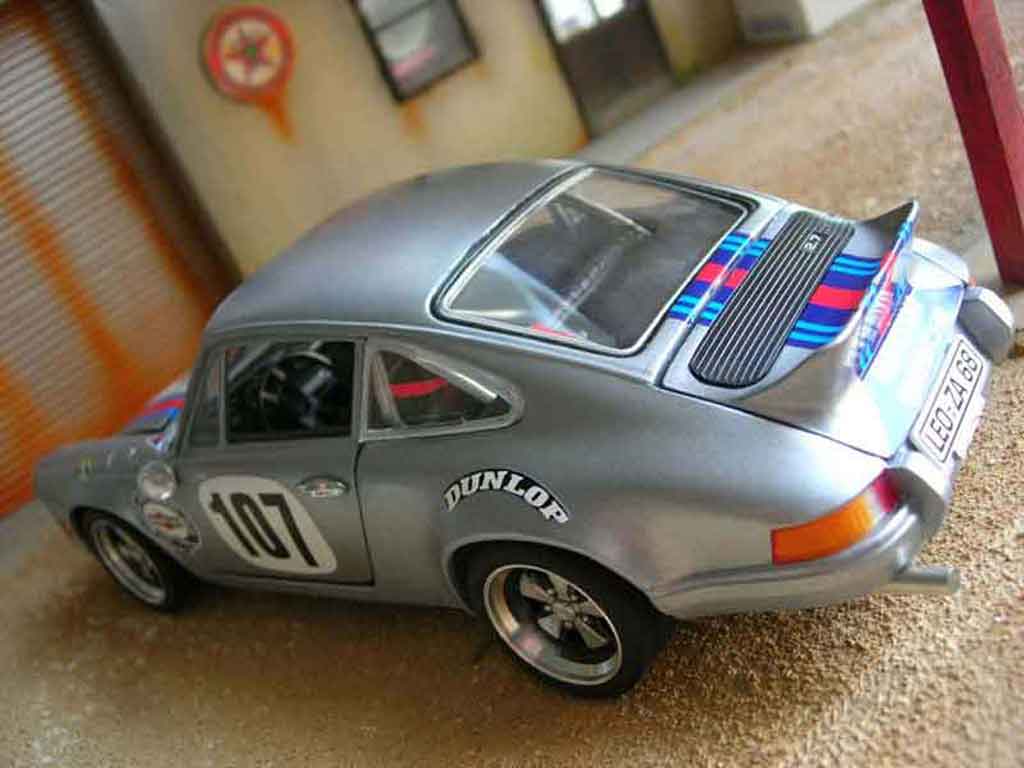 Porsche 911 RS 2.7 martini 1/18 Universal Hobbies