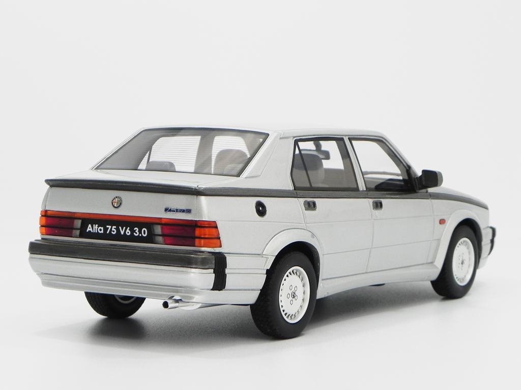 Alfa Romeo 75 3.0 v6 LM087C grijs 1/18 Laudoracing Models