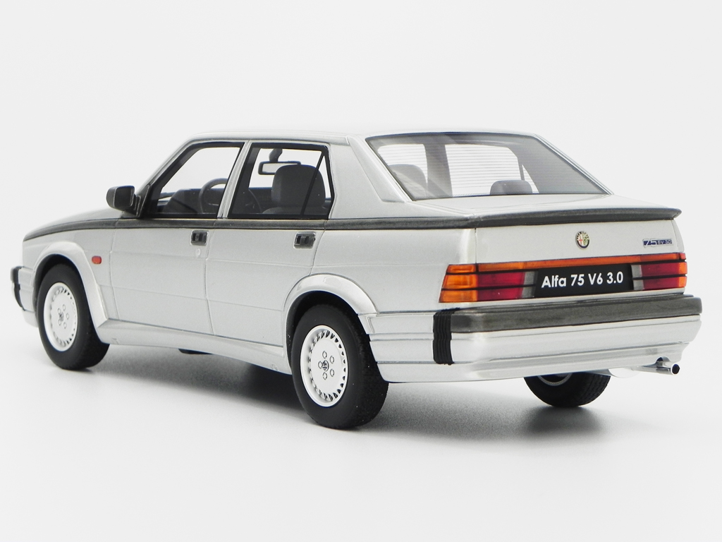 Alfa Romeo 75 3.0 v6 LM087C grijs 1/18 Laudoracing Models