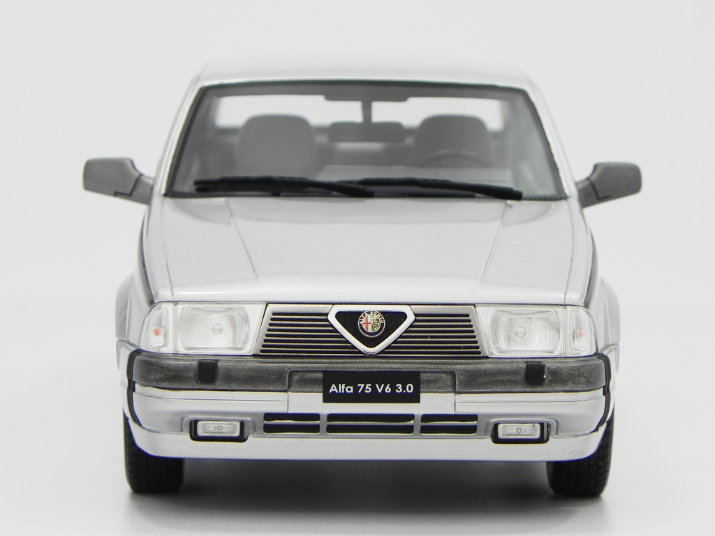 Alfa Romeo 75 3.0 v6 LM087C grijs 1/18 Laudoracing Models