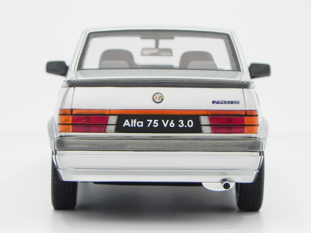 Alfa Romeo 75 3.0 v6 LM087C grijs 1/18 Laudoracing Models