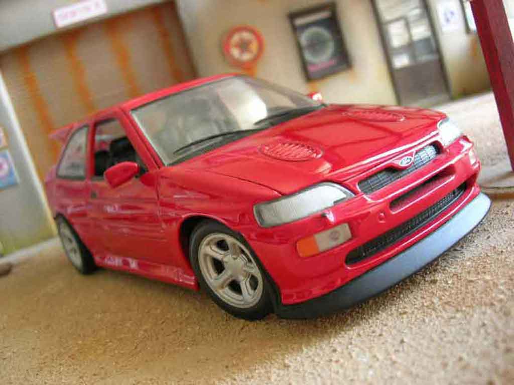 Ford Escort Cosworth rs rood 1/18 Ut Models