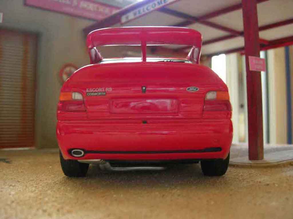 Ford Escort Cosworth rs rood 1/18 Ut Models