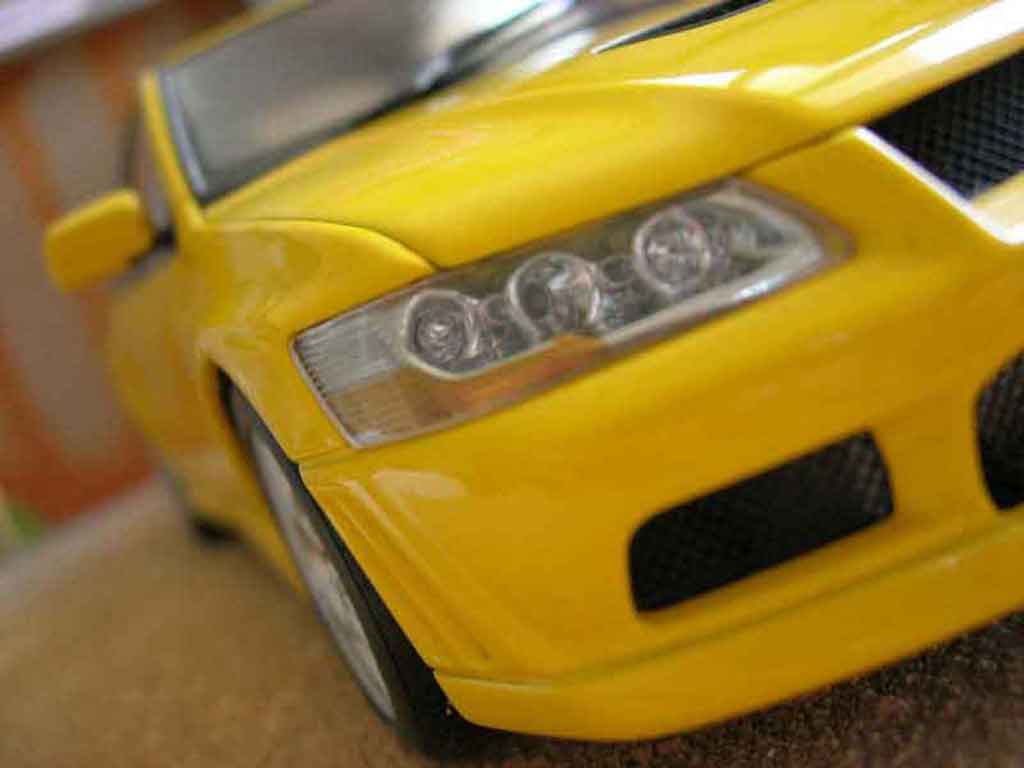 Mitsubishi Lancer Evolution VII geel 1/18 Autoart