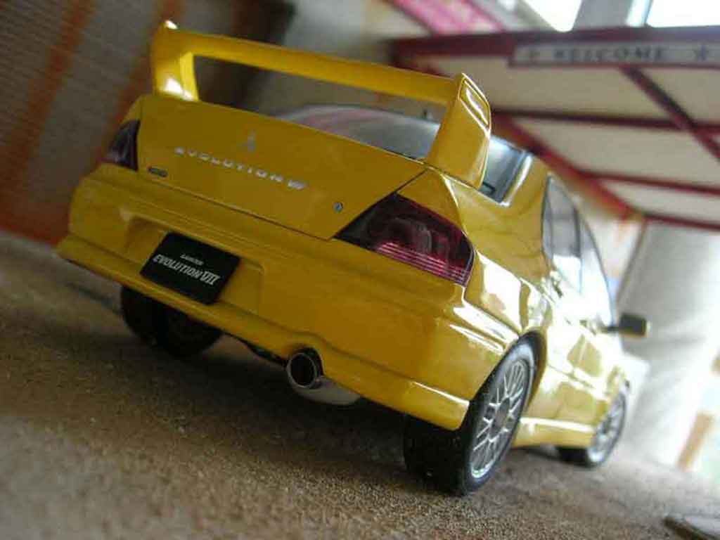 Mitsubishi Lancer Evolution VII geel 1/18 Autoart