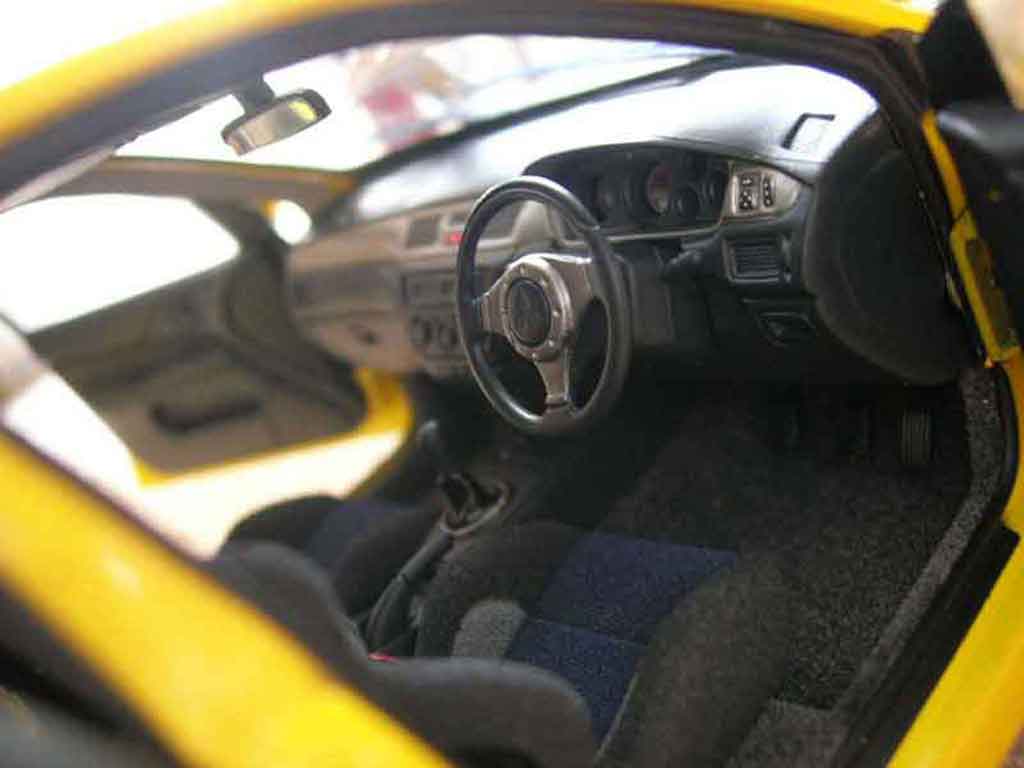 Mitsubishi Lancer Evolution VII geel 1/18 Autoart