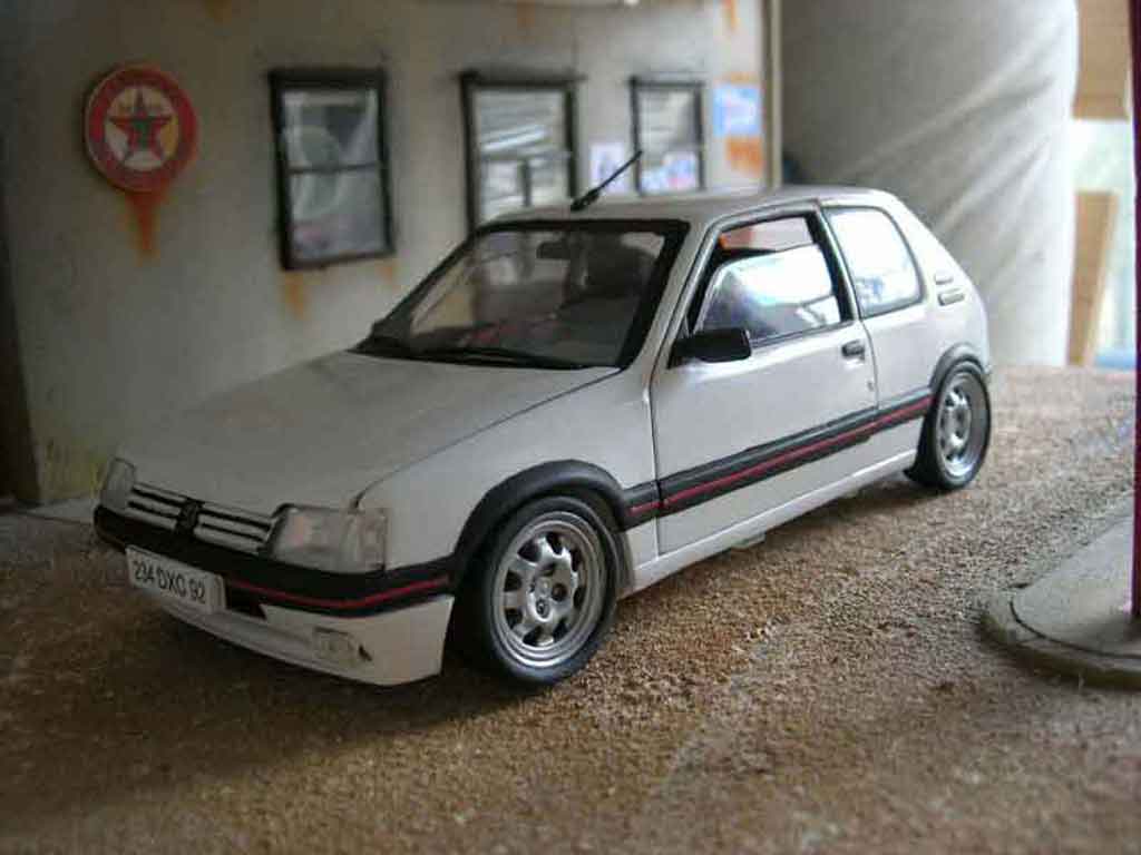 Peugeot 205 GTI 1.9 Blanc Meije ligne groupe n 1/18 Solido