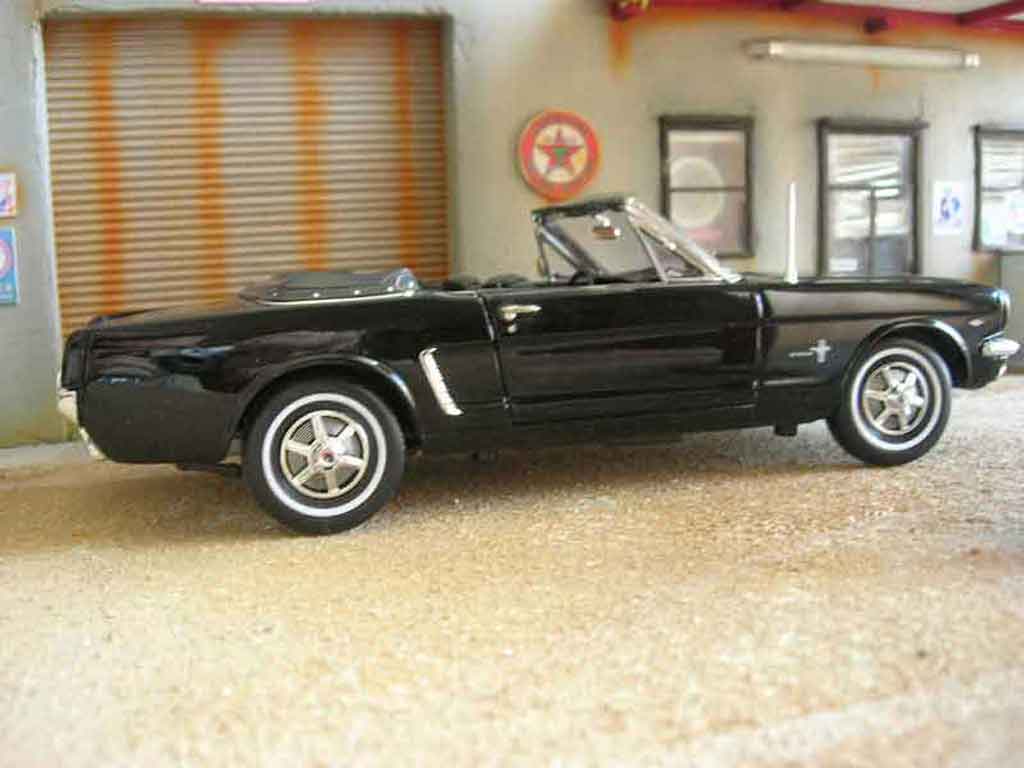 Ford Mustang Convertible cabriolet zwart 1/18 Welly