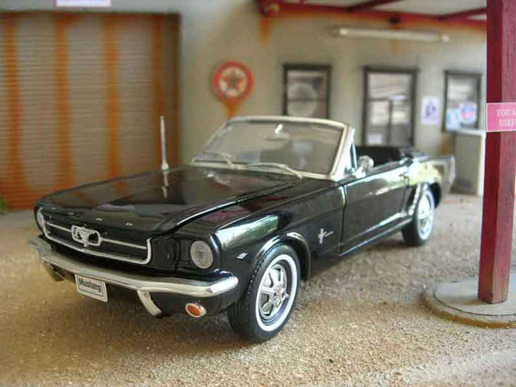 Ford Mustang Convertible cabriolet zwart 1/18 Welly