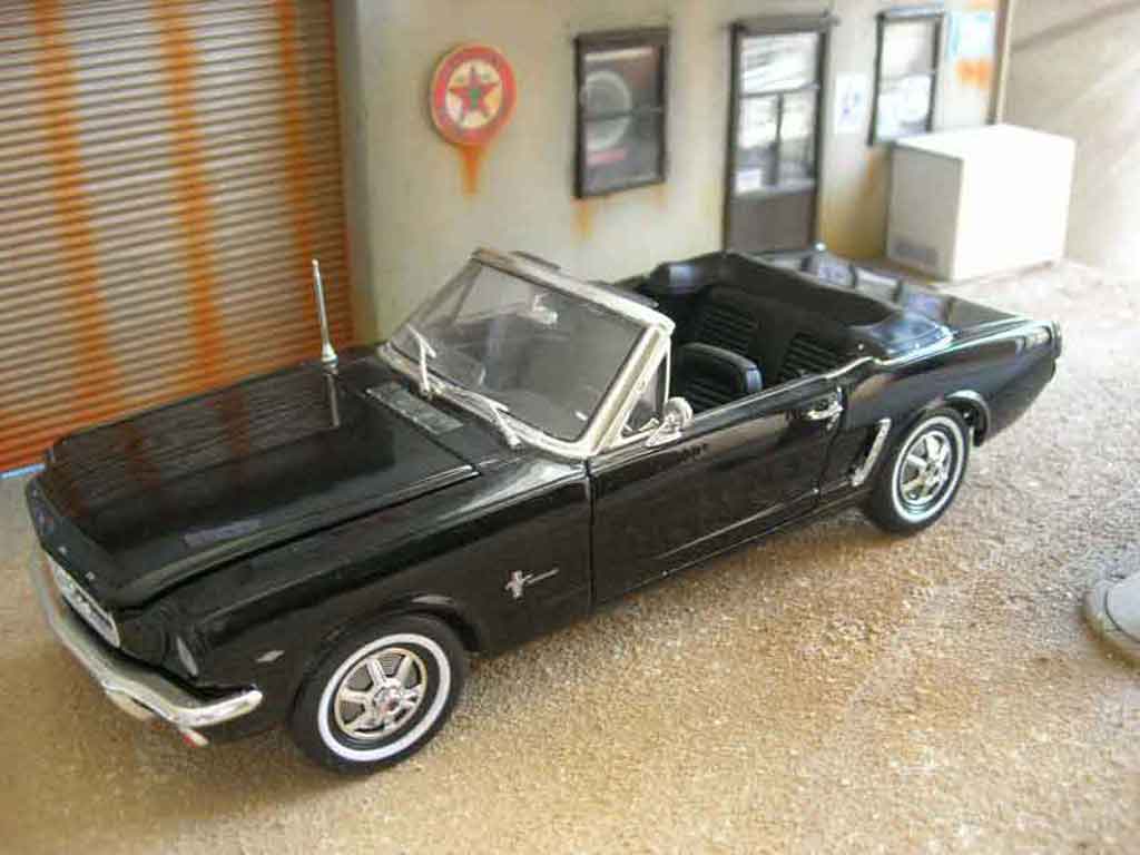 Ford Mustang Convertible cabriolet zwart 1/18 Welly