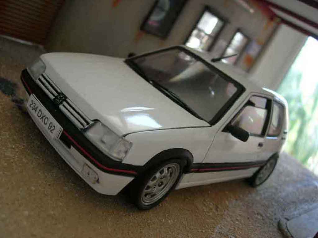 Peugeot 205 GTI 1.9 Blanc Meije ligne groupe n 1/18 Solido