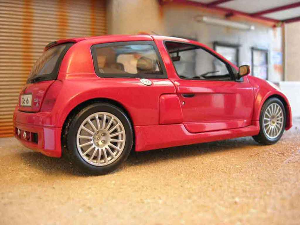 Renault Clio V6 rood 1/18 Universal Hobbies