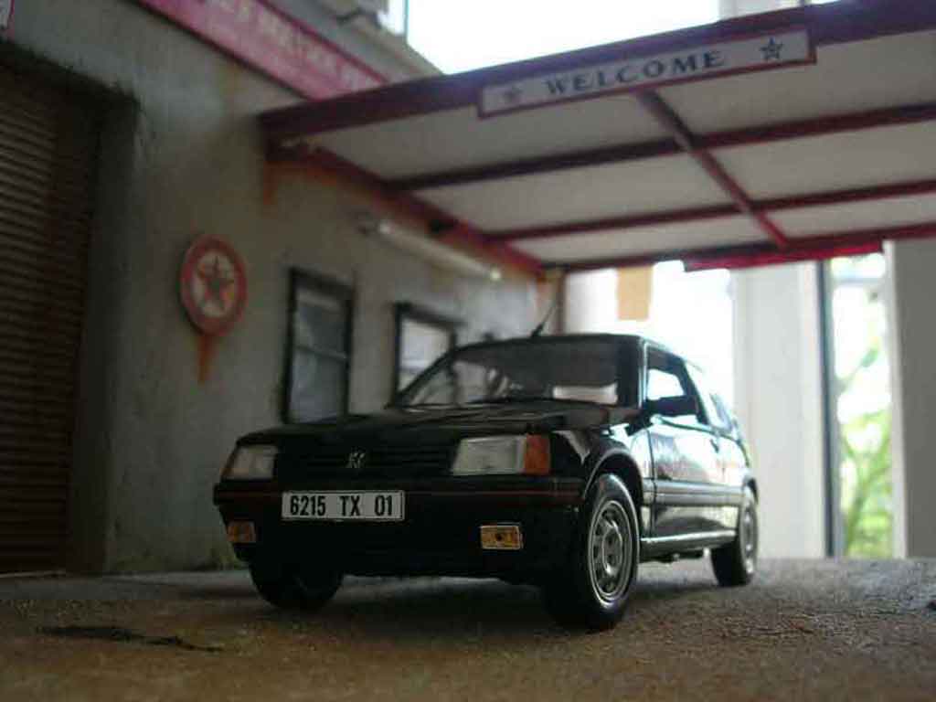 Peugeot 205 GTI 1.9 zwart onyx 1/18 Solido