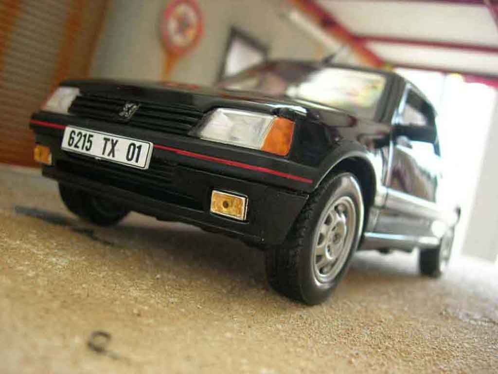Peugeot 205 GTI 1.9 zwart onyx 1/18 Solido