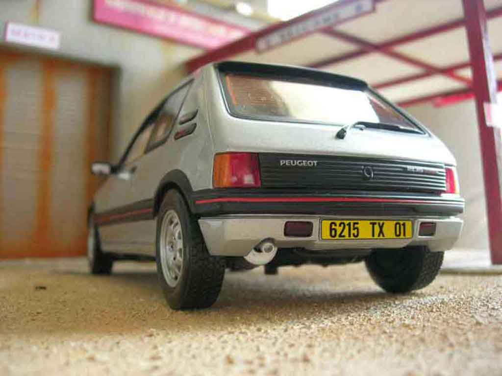 Peugeot 205 GTI 1.9 grijs futura 1/18 Solido