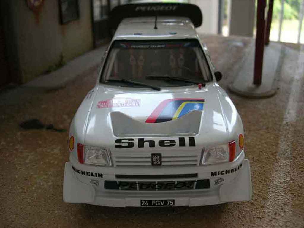 Peugeot 205 Turbo 16 1986 #1 wit 1/18 Solido