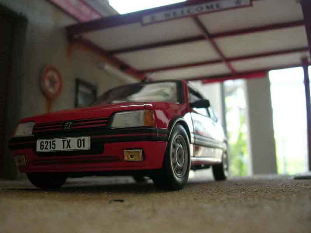 Peugeot 205 GTI 1.9 rood vallelunga 1/18 Solido