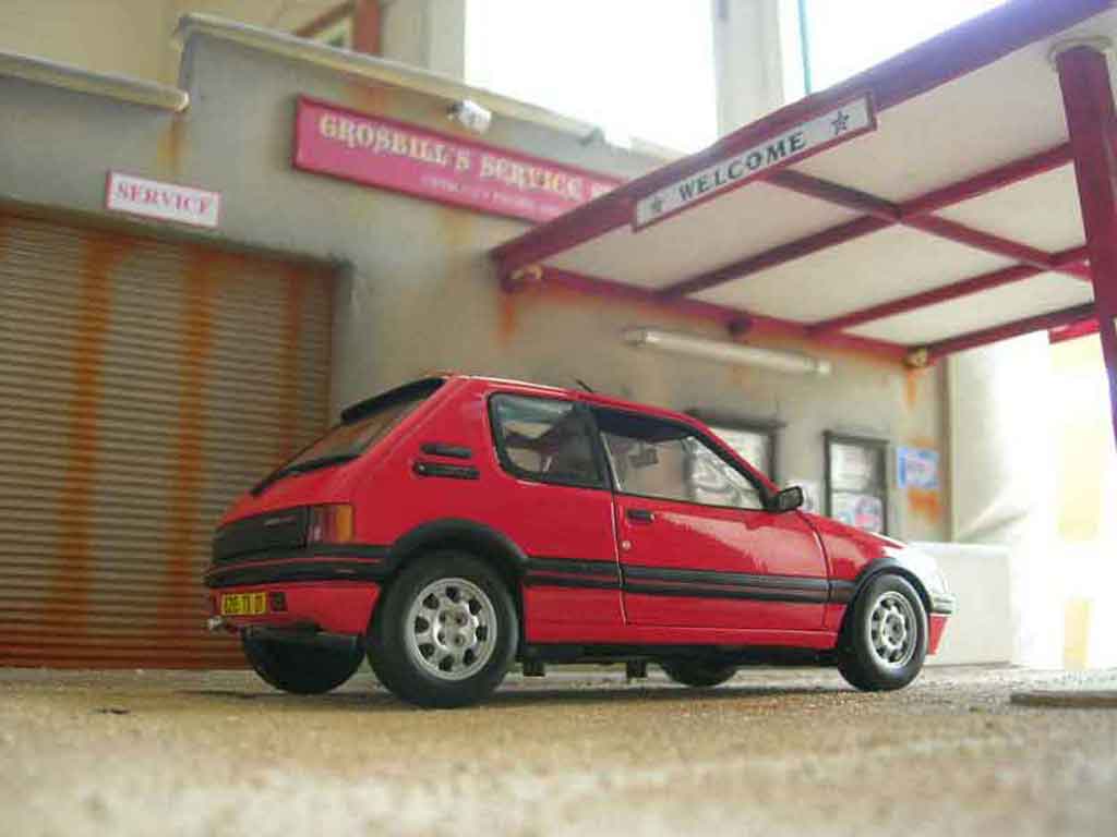 Peugeot 205 GTI 1.9 rood vallelunga 1/18 Solido