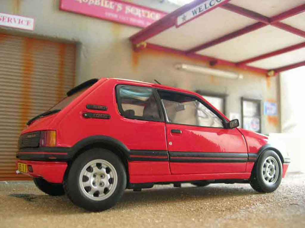 Peugeot 205 GTI 1.9 rood vallelunga 1/18 Solido