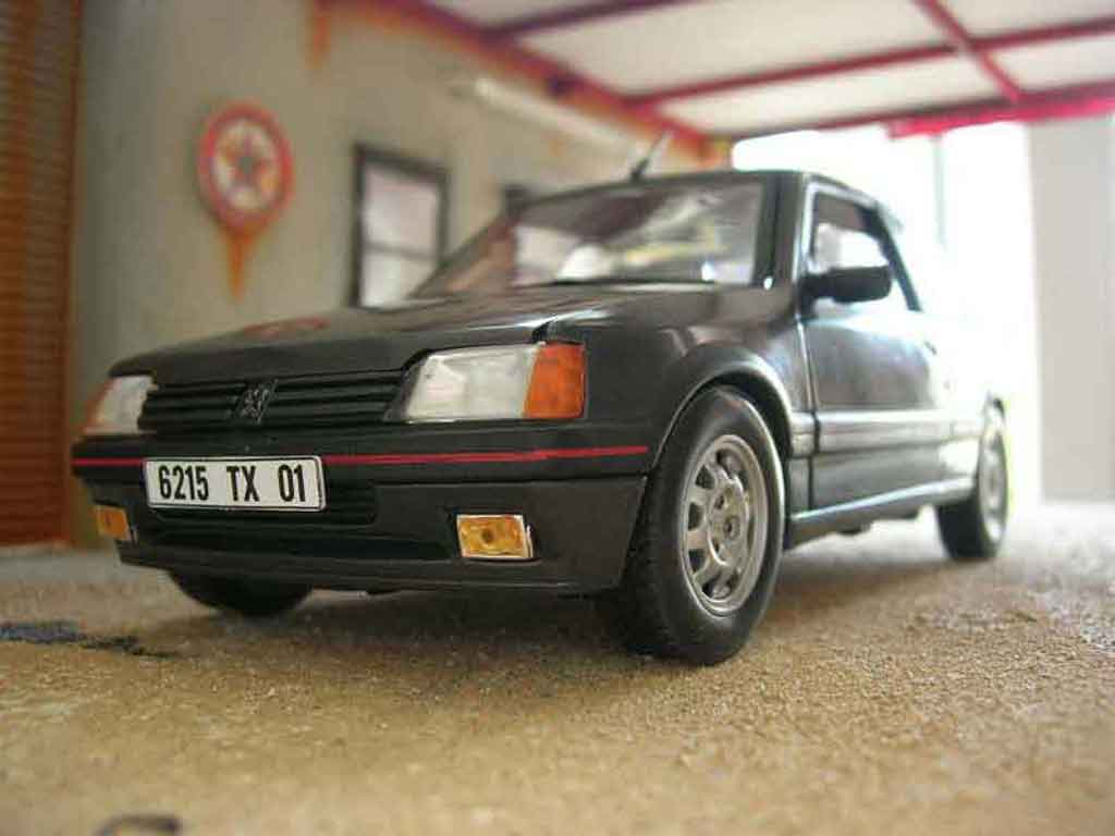 Peugeot 205 GTI 1.9 grijs graphite 1/18 Solido