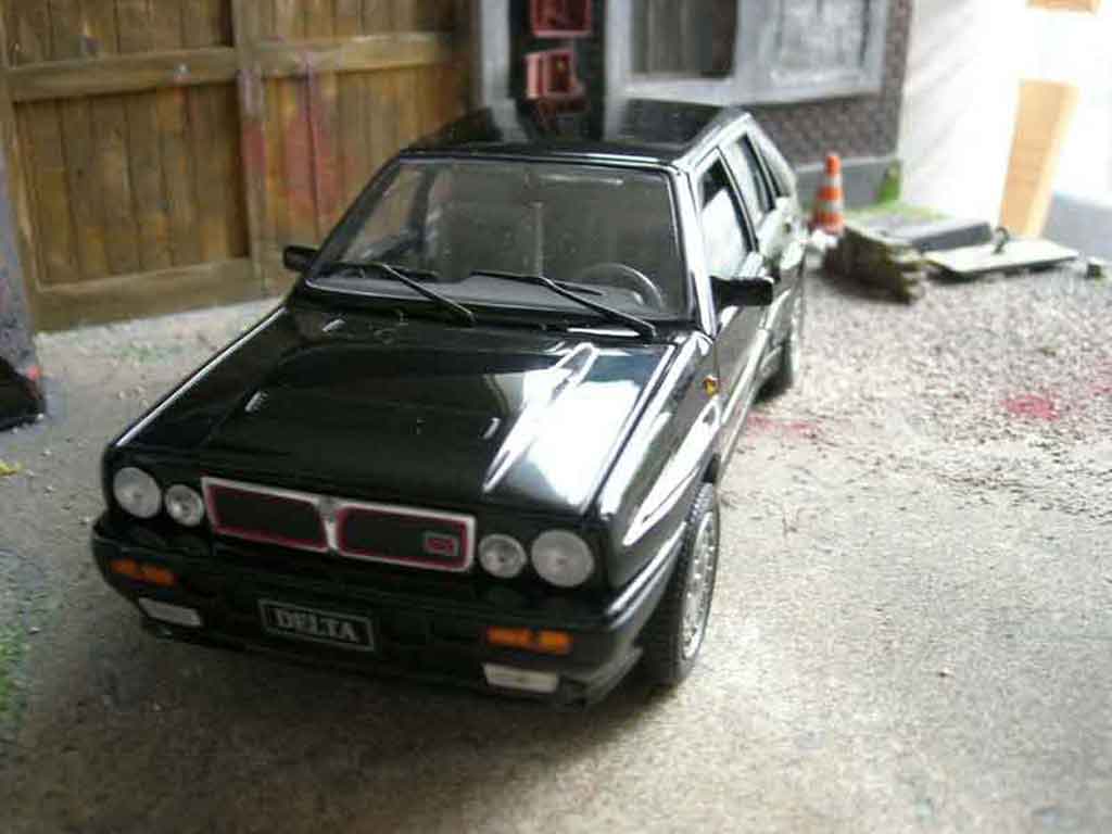 Lancia Delta HF Integrale 16s zwart 1/18 Sun Star
