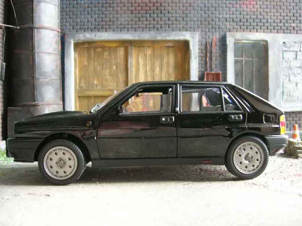 Lancia Delta HF Integrale 16s zwart 1/18 Sun Star