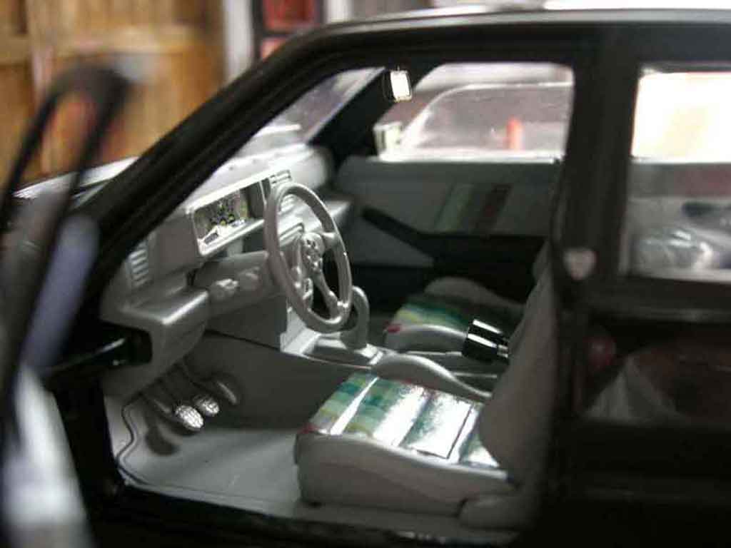 Lancia Delta HF Integrale 16s zwart 1/18 Sun Star