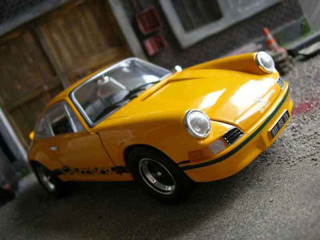 Porsche 911 RS 2.7 geel 1/18 Universal Hobbies