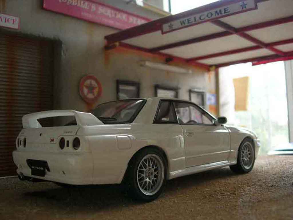 Nissan Skyline R32 gt-r v-spec ii wit 1/18 Autoart