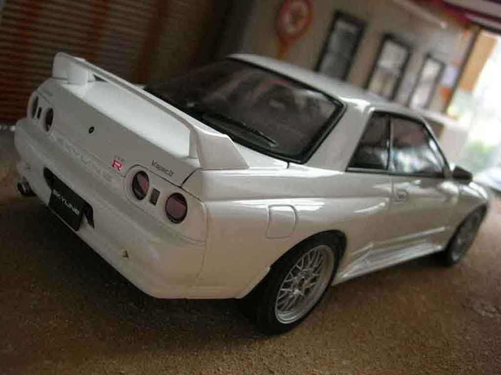 Nissan Skyline R32 gt-r v-spec ii wit 1/18 Autoart