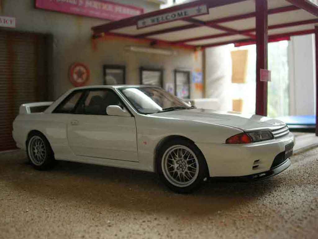 Nissan Skyline R32 gt-r v-spec ii wit 1/18 Autoart