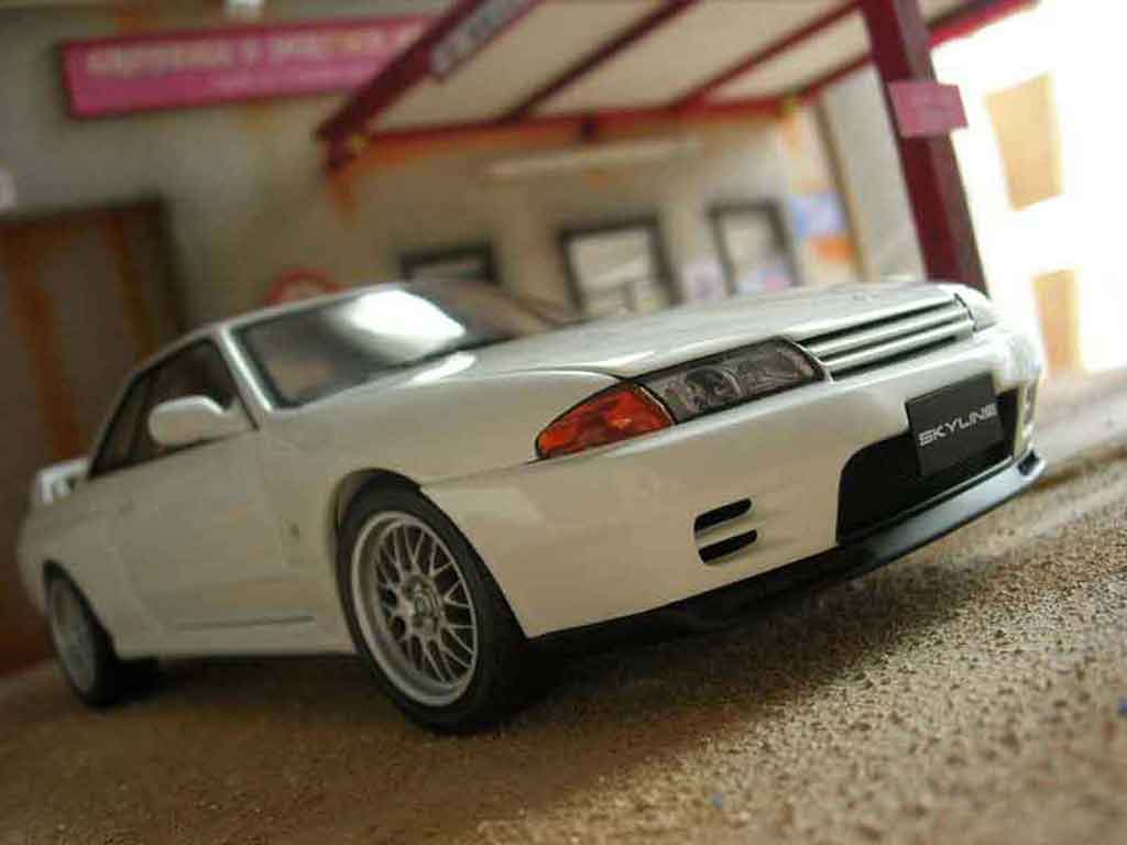 Nissan Skyline R32 gt-r v-spec ii wit 1/18 Autoart