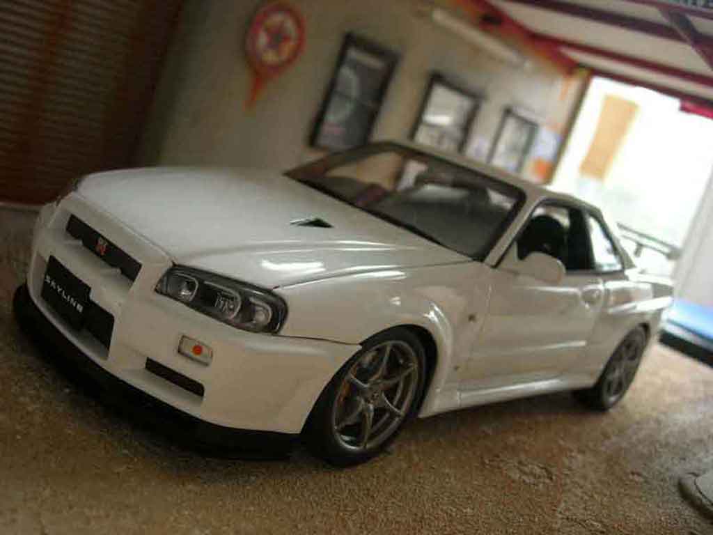Nissan Skyline R34 gtr v-spec ii wit 1/18 Autoart