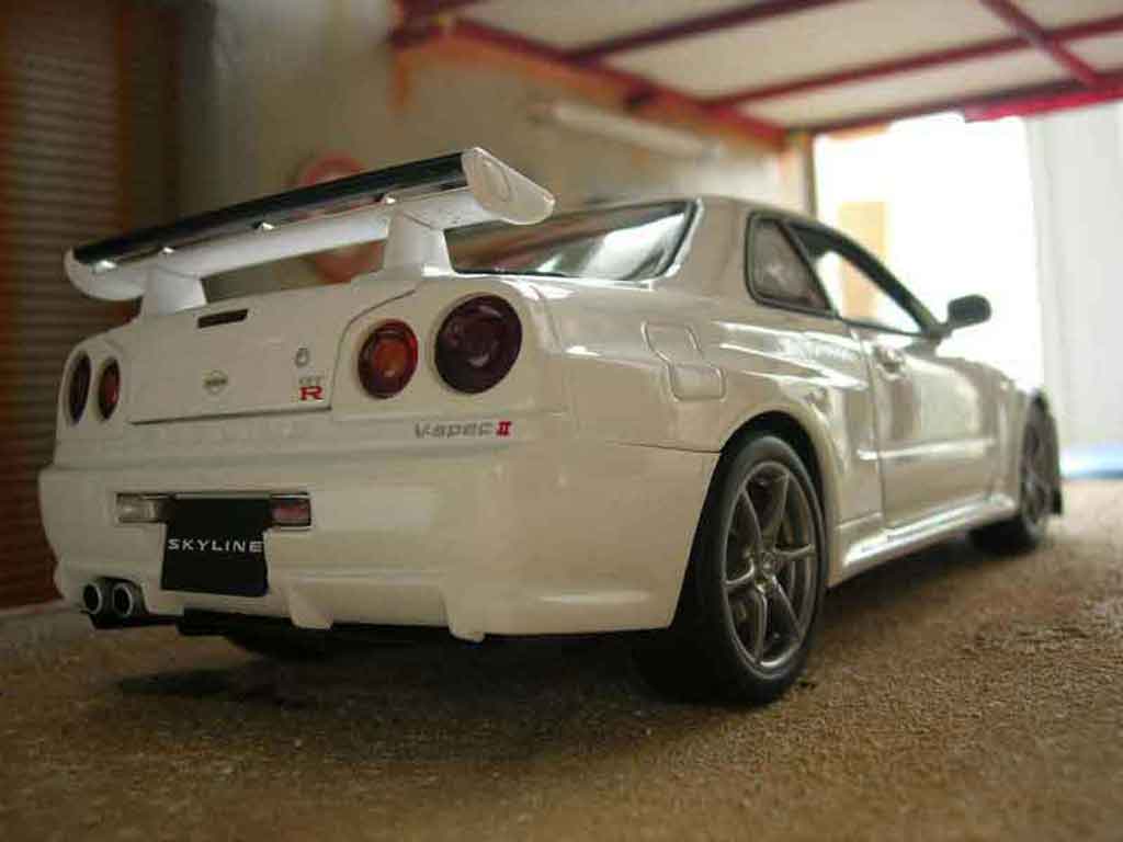 Nissan Skyline R34 gtr v-spec ii wit 1/18 Autoart