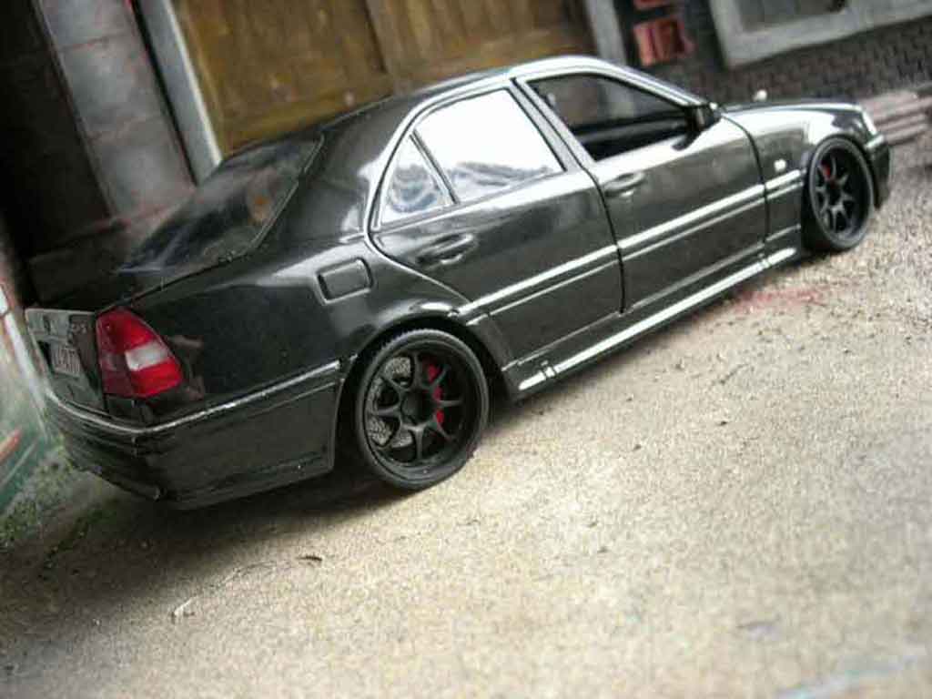 Mercedes Classe C AMG 36 zwart 1/18 Ut Models