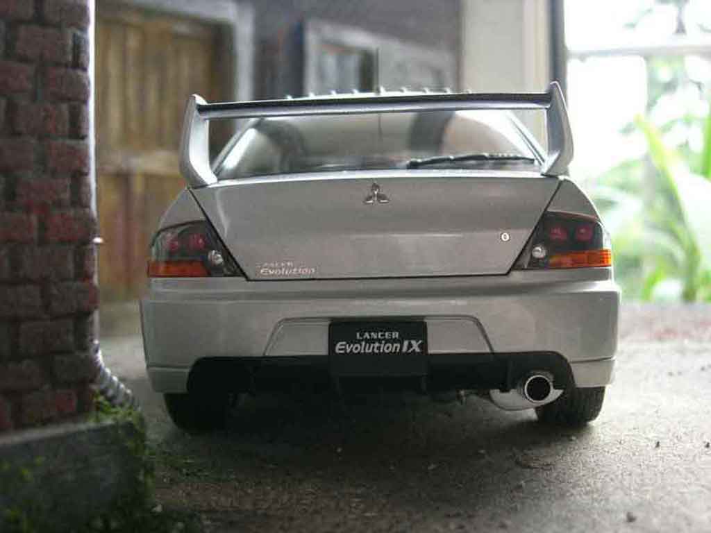 Mitsubishi Lancer Evolution IX gsr 1/18 Autoart