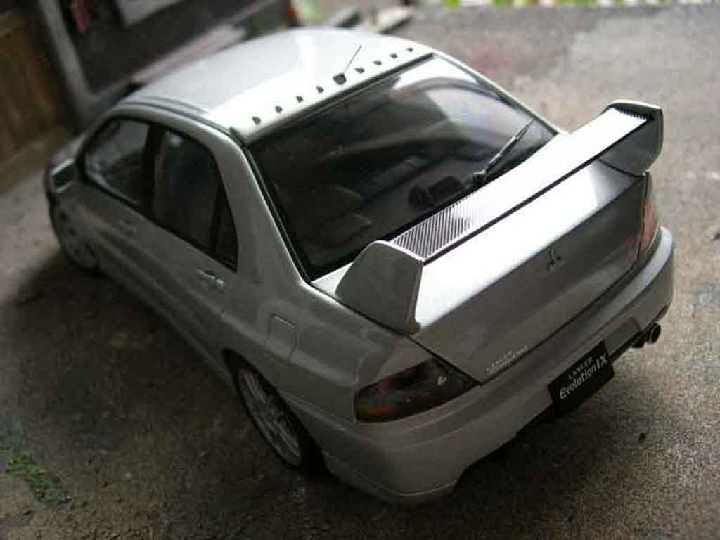 Mitsubishi Lancer Evolution IX gsr 1/18 Autoart