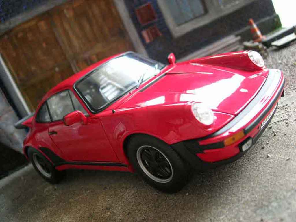 Porsche 911 Turbo 3.0 rood 1/18 Norev