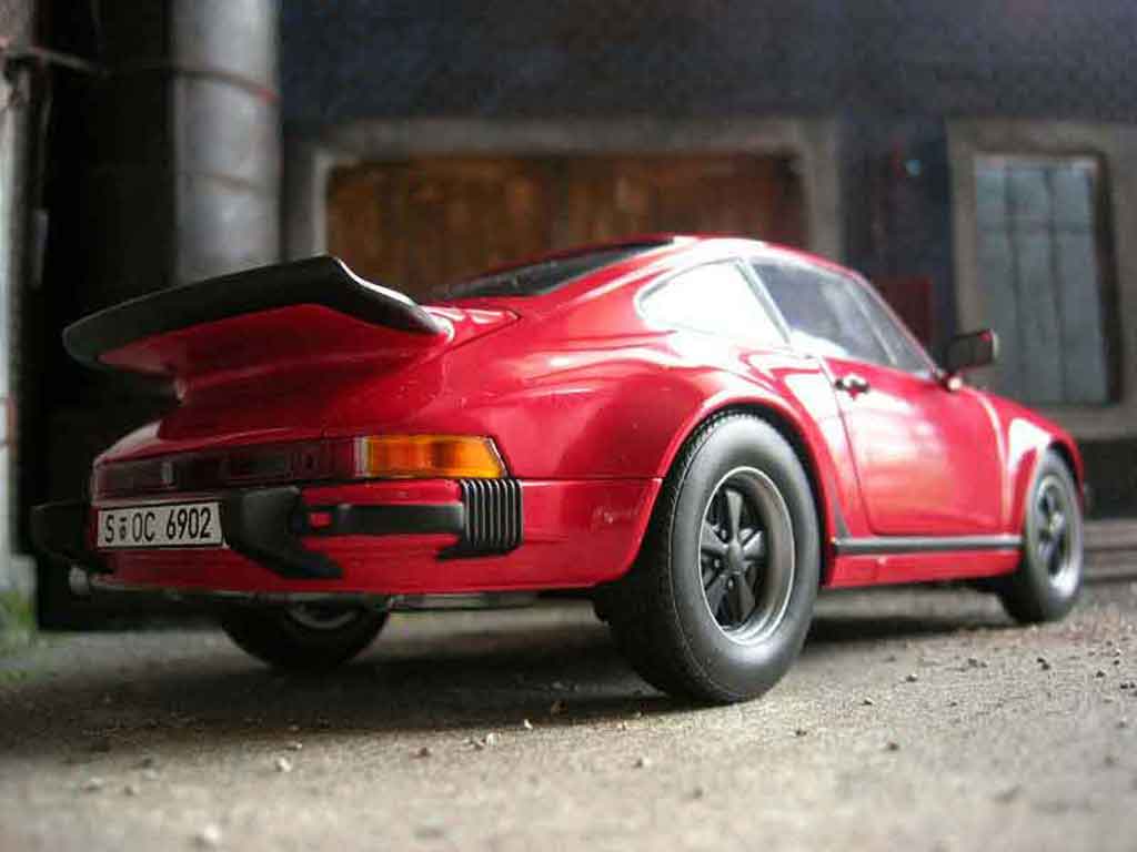 Porsche 911 Turbo 3.0 rood 1/18 Norev