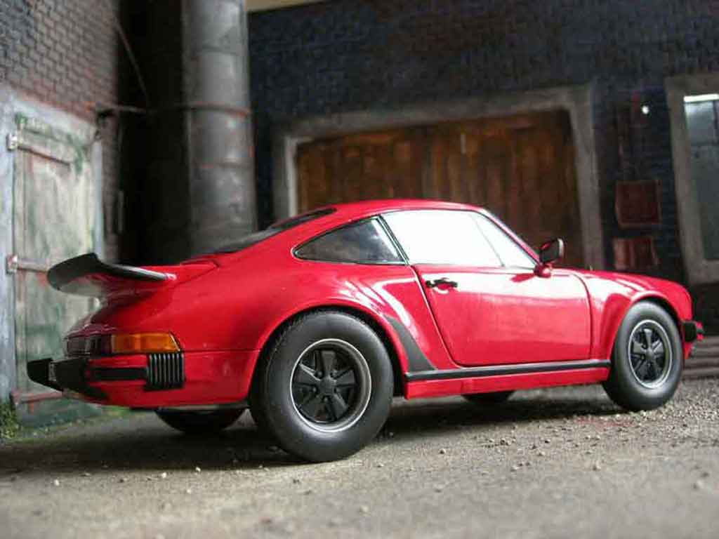 Porsche 911 Turbo 3.0 rood 1/18 Norev