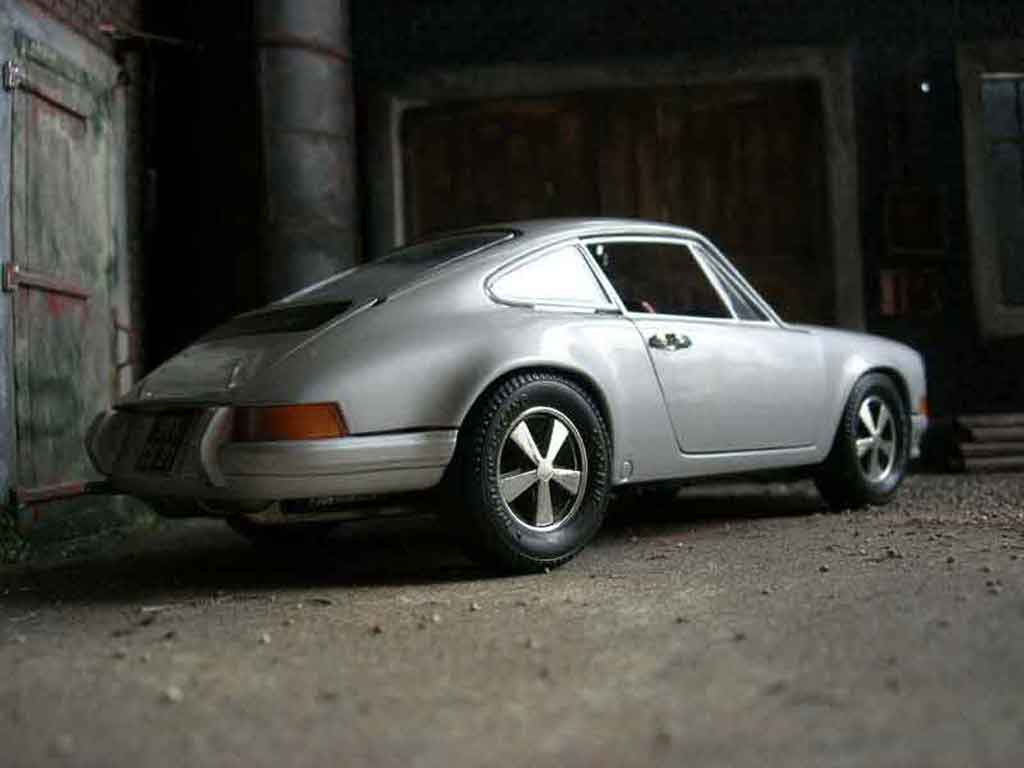 Porsche 911 2.4 ls grijs 1/18 Universal Hobbies