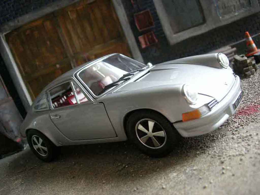 Porsche 911 2.4 ls grijs 1/18 Universal Hobbies