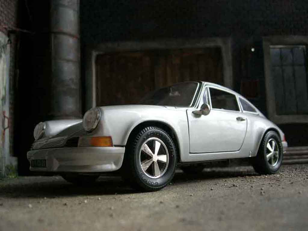 Porsche 911 2.4 ls grijs 1/18 Universal Hobbies