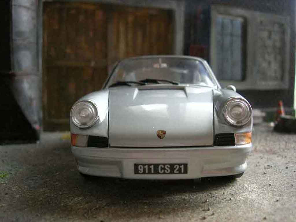 Porsche 911 2.4 1/18 Universal Hobbies 2.4 ls grijs modelauto