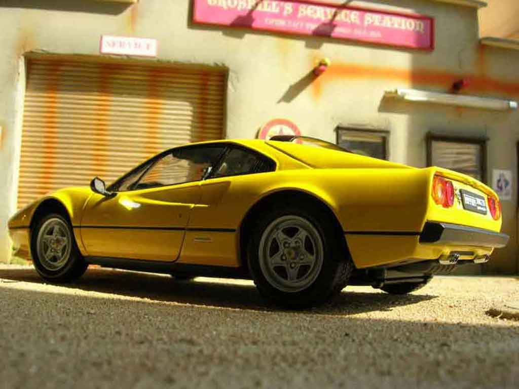 Ferrari 308 GTB quattrovalvole geel 1/18 Kyosho