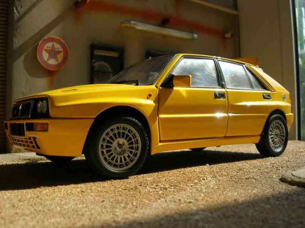 Lancia Delta HF Integrale evolution 2 geel 1/18 Kyosho